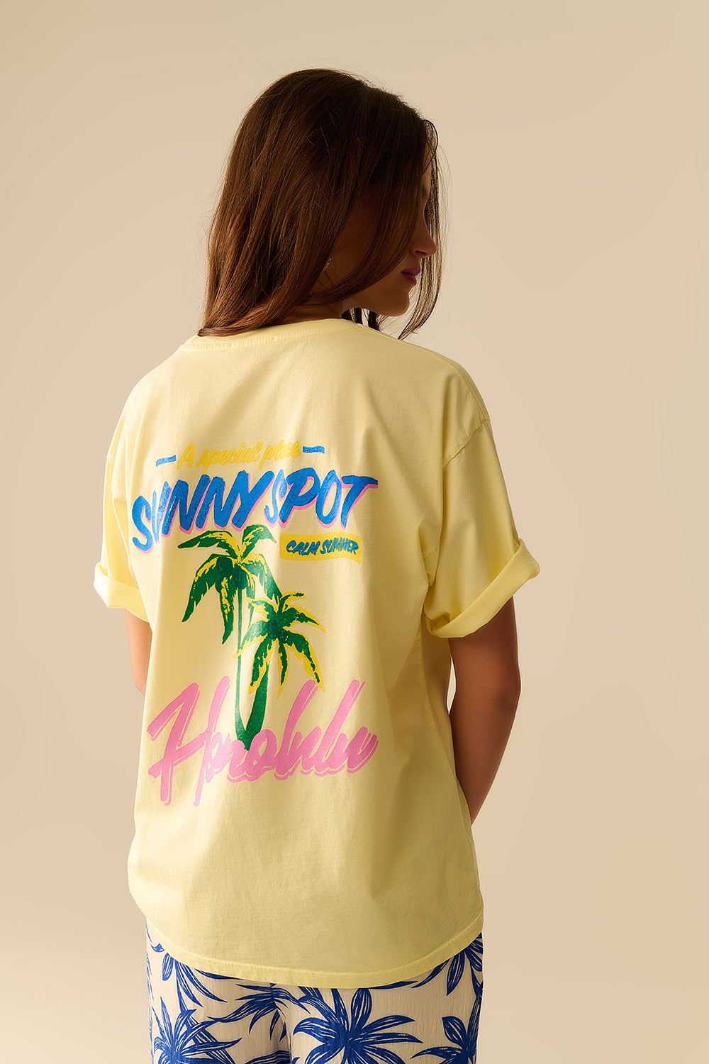 Camiseta amarela feita na Itália com estampa de Honolulu