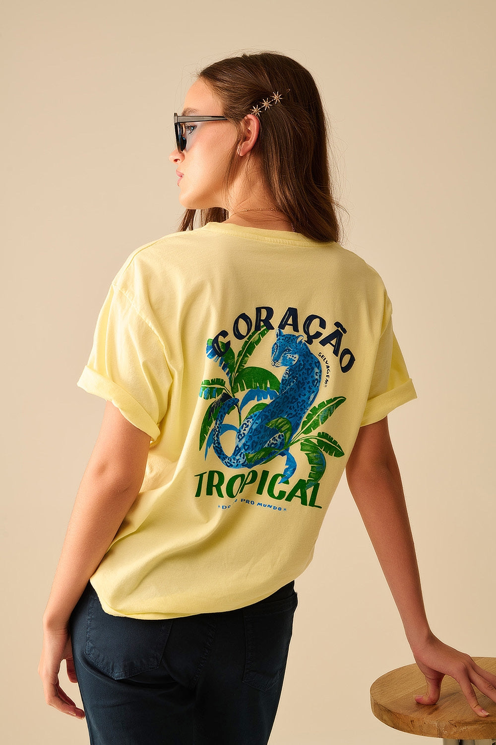 Q2 Camiseta amarela feita na Itália com estampa gráfica tropical