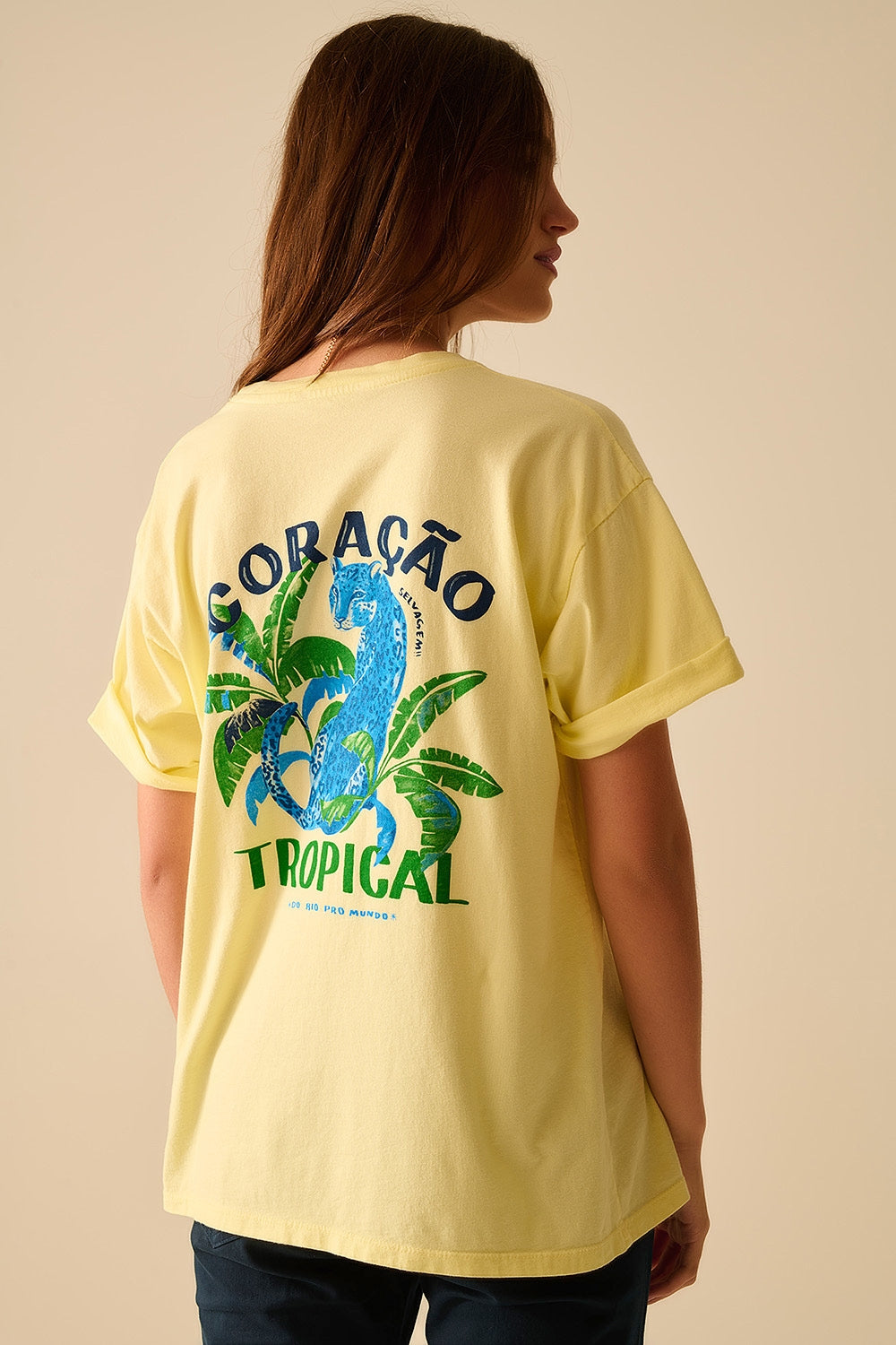 Camiseta amarela feita na Itália com estampa gráfica tropical