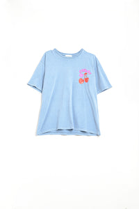 Q2 Camiseta azul com cereja no logotipo e letras