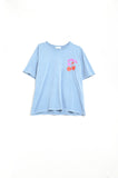 Q2 Camiseta azul com cereja no logotipo e letras
