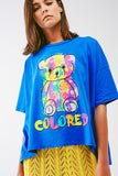 camiseta azul folgada com urso colorido