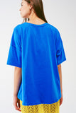 camiseta azul folgada com urso colorido