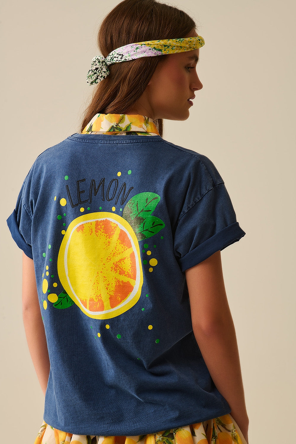 Q2 Camiseta azul-marinho Made in Italy com estampa de limão