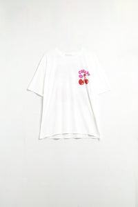 Q2 Camiseta branca com cereja no logotipo e letras