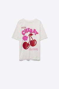 Camiseta branca com cereja no logotipo e letras