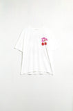 Q2 Camiseta branca com cereja no logotipo e letras