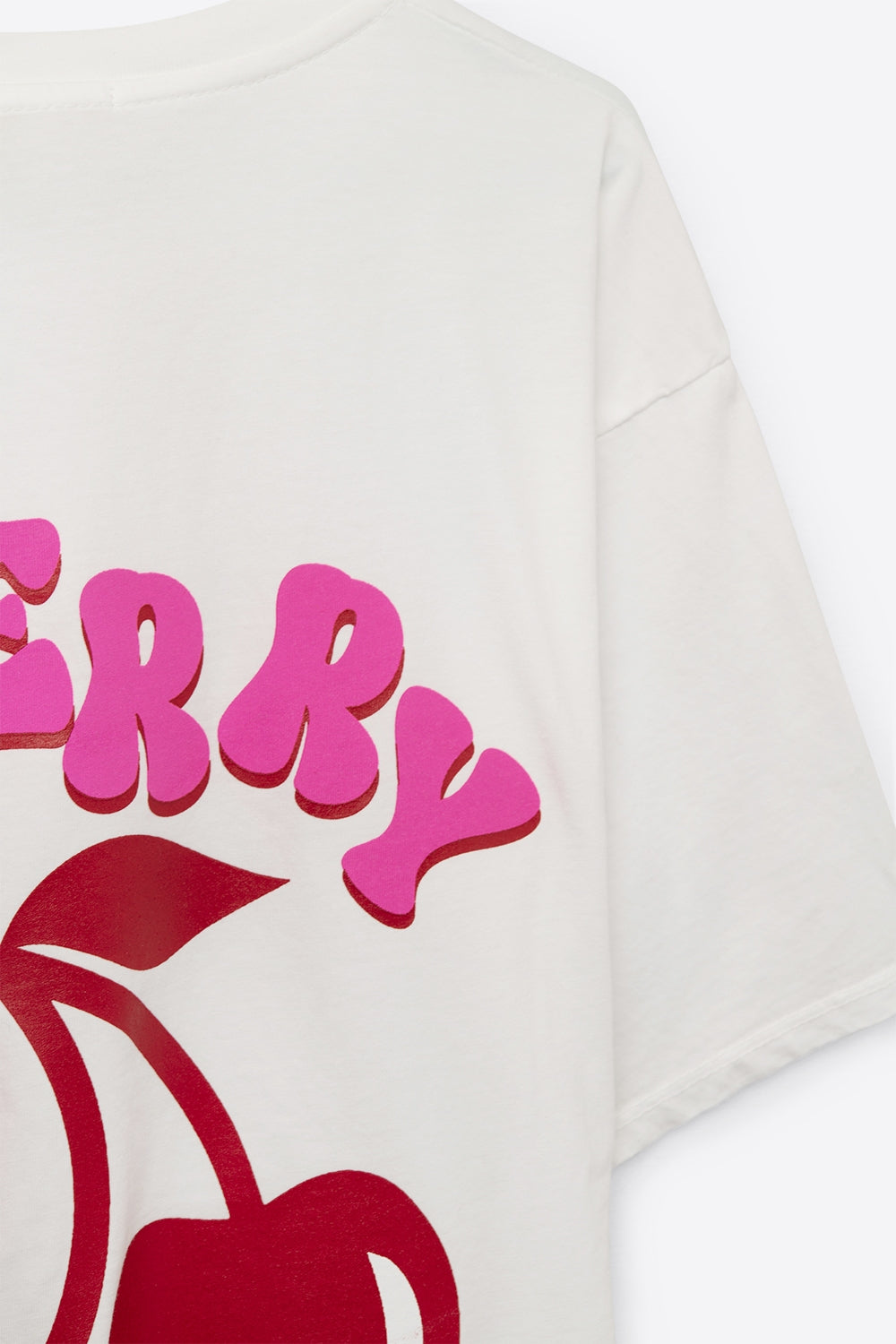 Camiseta branca com cereja no logotipo e letras
