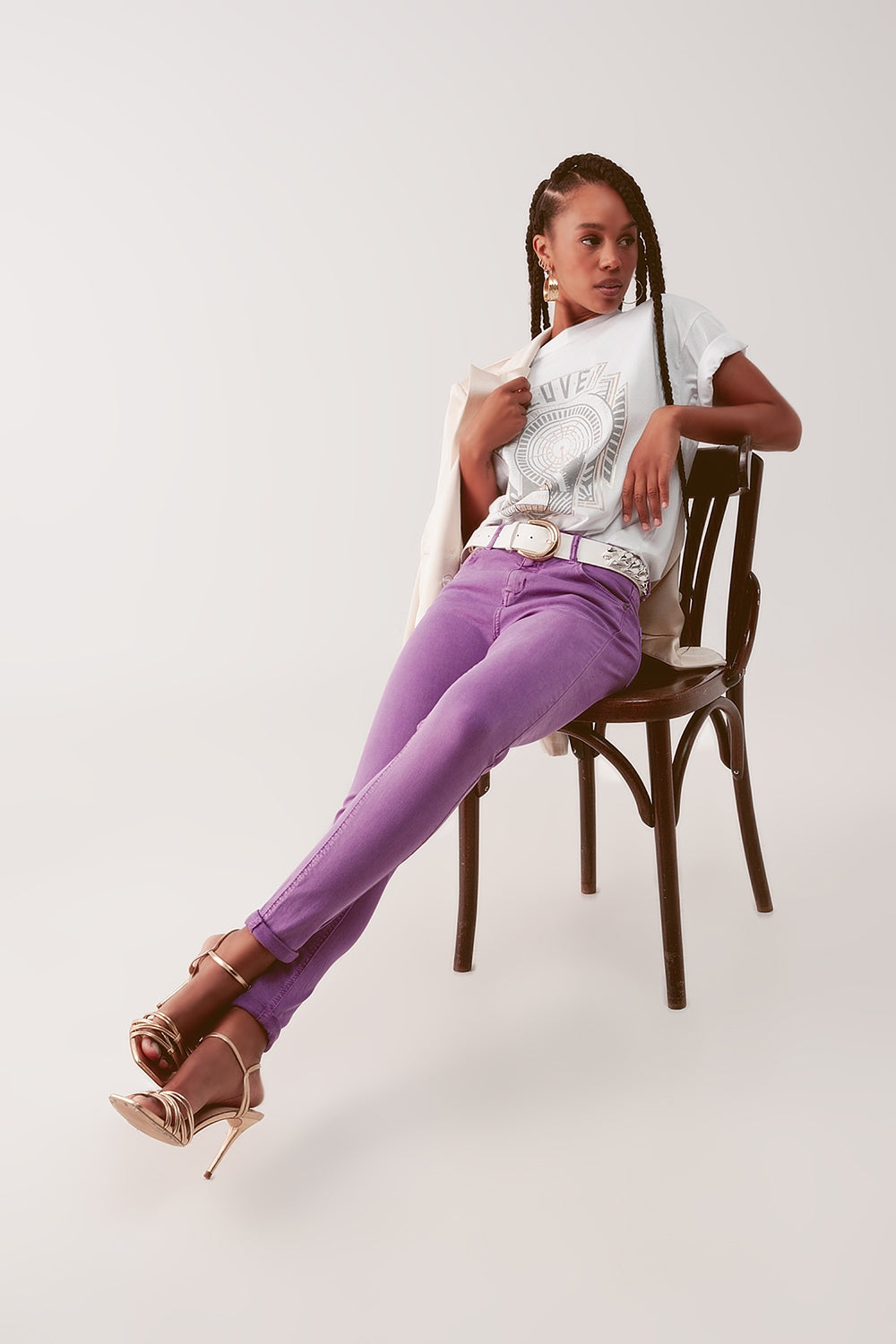 camiseta branca com logo vintage