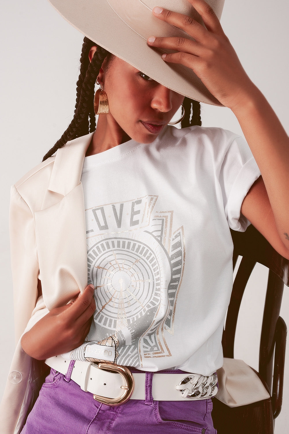 camiseta branca com logo vintage