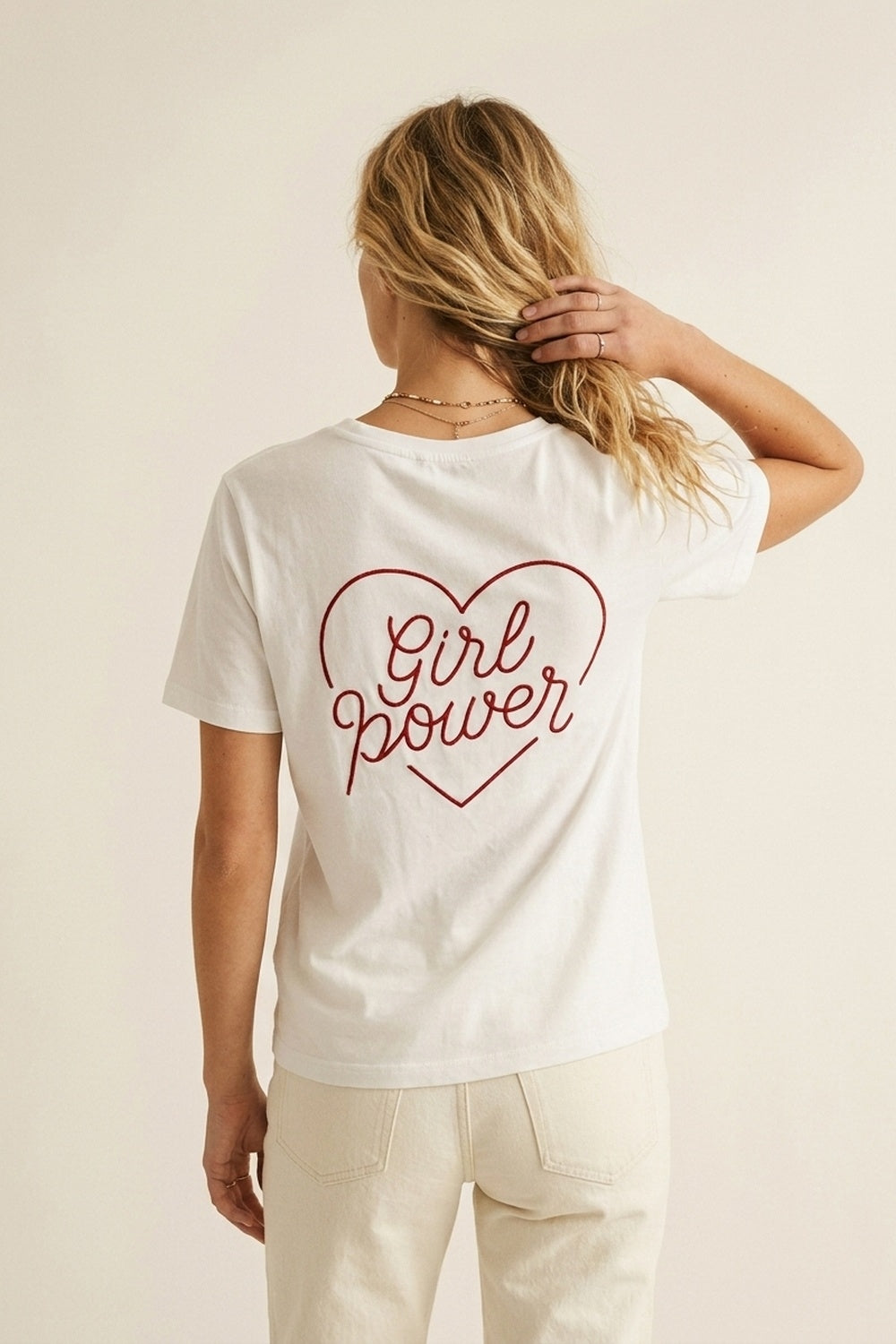 Camiseta Branca de Algodão Bordada no Peito Regular Fit Gola Redonda