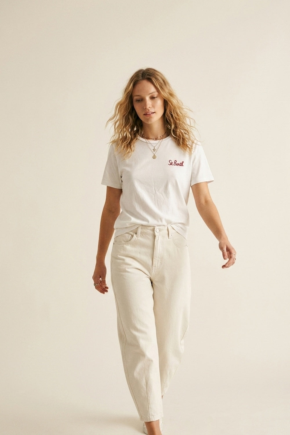 Q2 Camiseta Branca de Algodão Bordada no Peito Regular Fit Gola Redonda