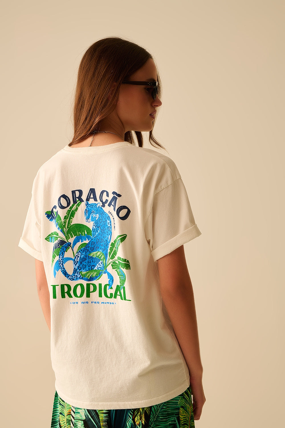 Q2 Camiseta branca feita na Itália com estampa gráfica tropical