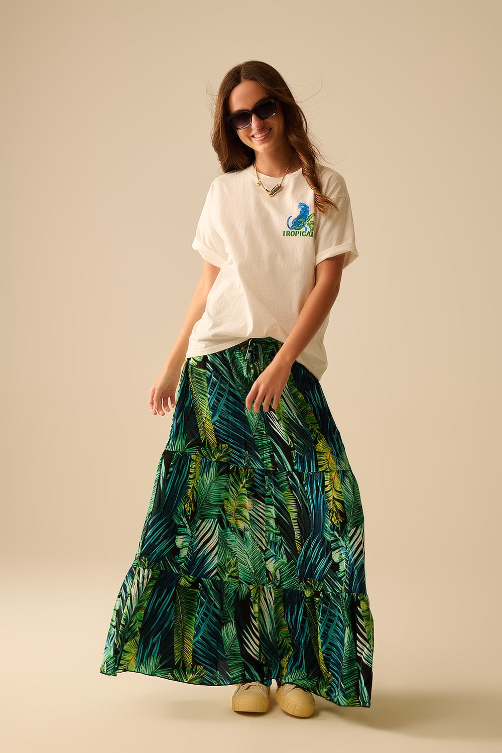 Camiseta branca feita na Itália com estampa gráfica tropical