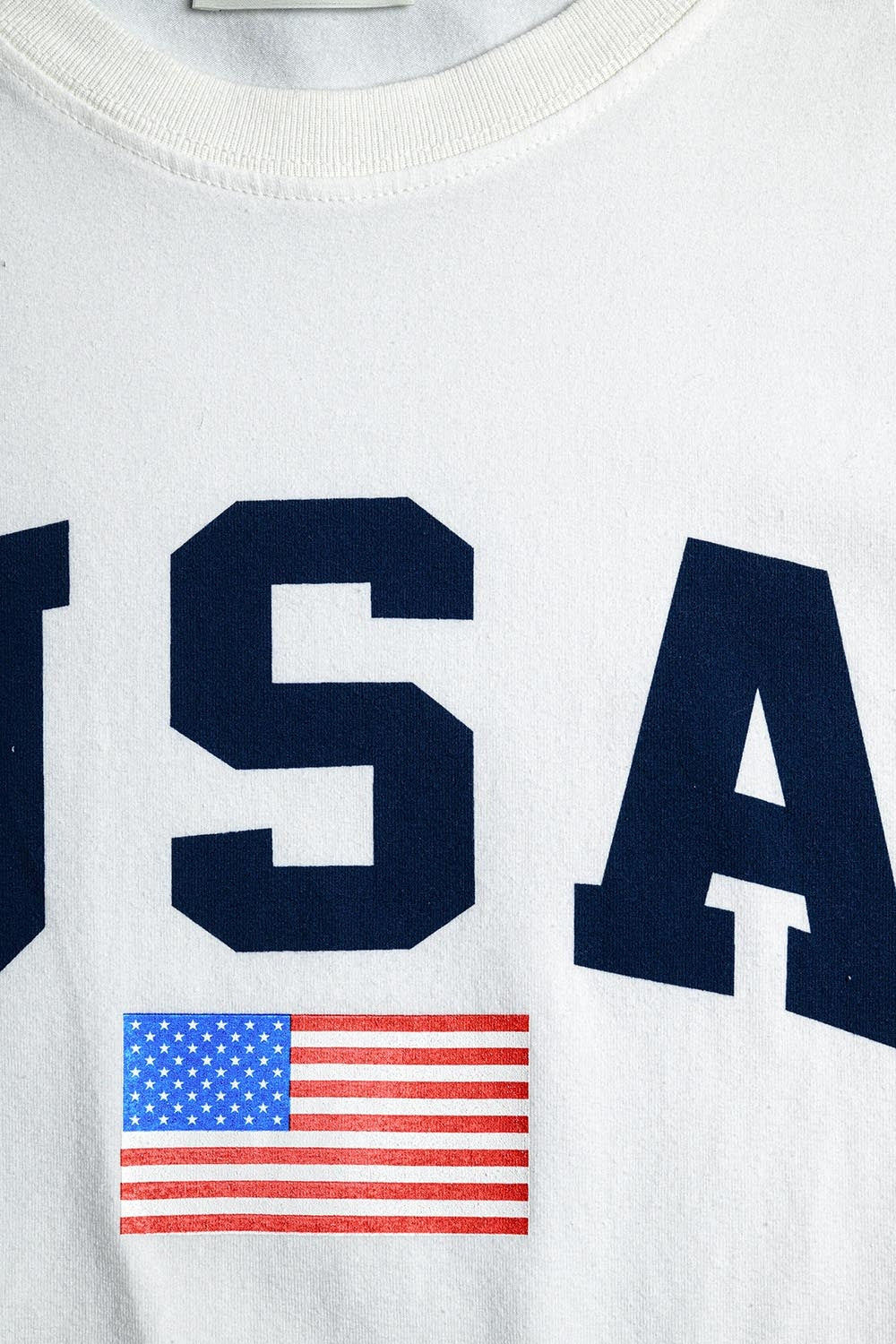 Camiseta branca larga e longa com logo dos USA