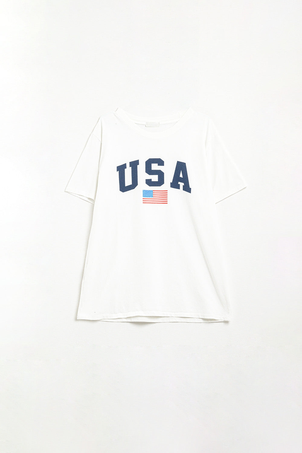 Camiseta branca larga e longa com logo dos USA