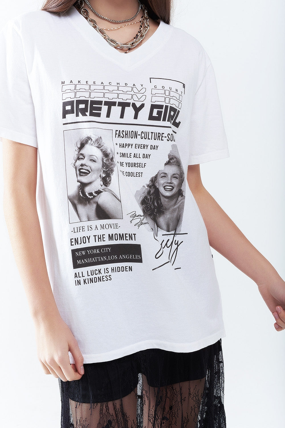 Camiseta Branca Relaxada Marilyn Monroe Com Ícones da Cultura Pop