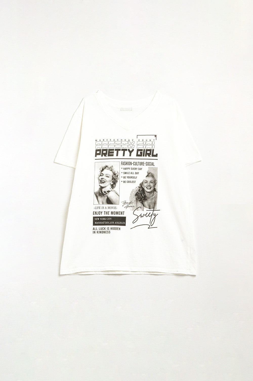 Camiseta Branca Relaxada Marilyn Monroe Com Ícones da Cultura Pop