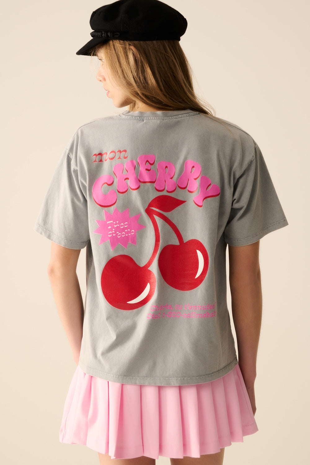 Camiseta cinza com cereja no logotipo e letras