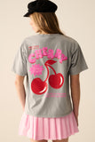 Camiseta cinza com cereja no logotipo e letras