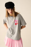 Camiseta cinza com cereja no logotipo e letras