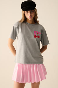 Camiseta cinza com cereja no logotipo e letras