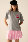 Camiseta cinza com cereja no logotipo e letras