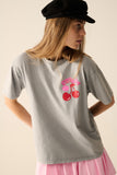 Q2 Camiseta cinza com cereja no logotipo e letras