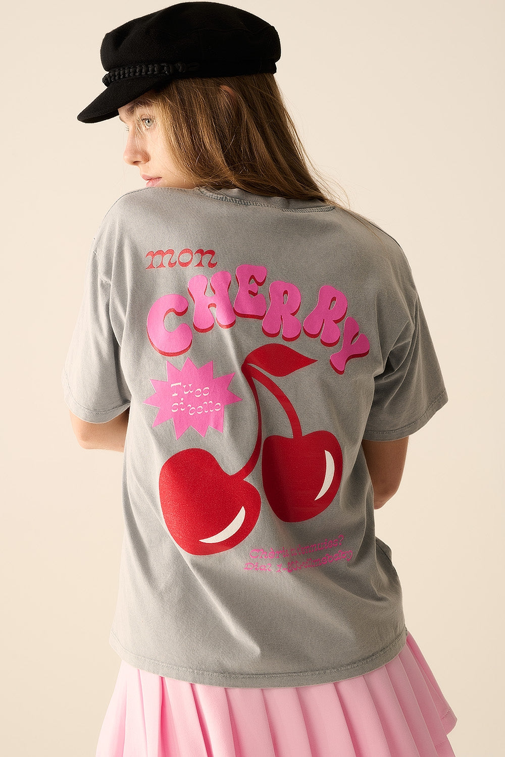 Camiseta cinza com cereja no logotipo e letras