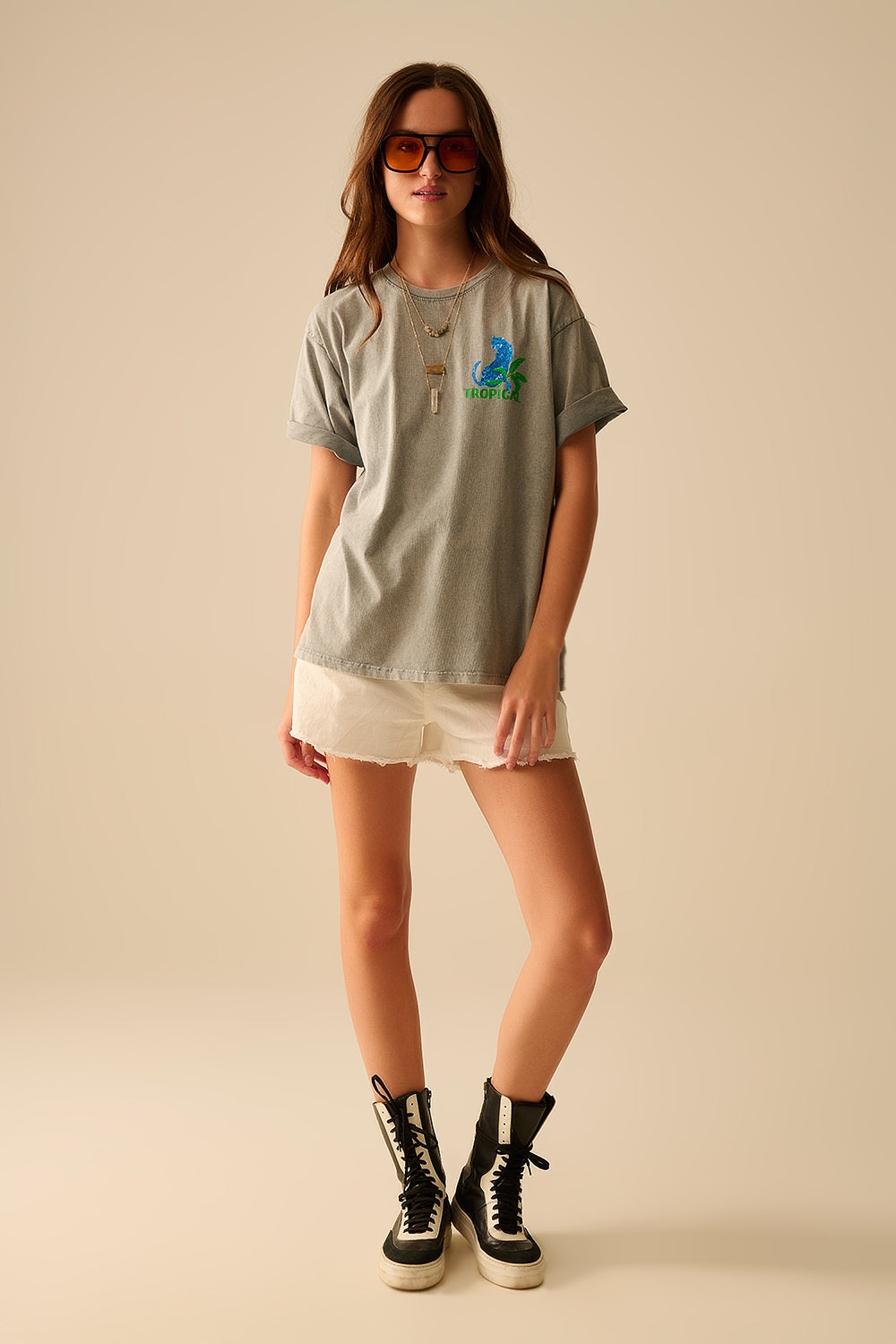 Camiseta cinza feita na Itália com estampa gráfica tropical