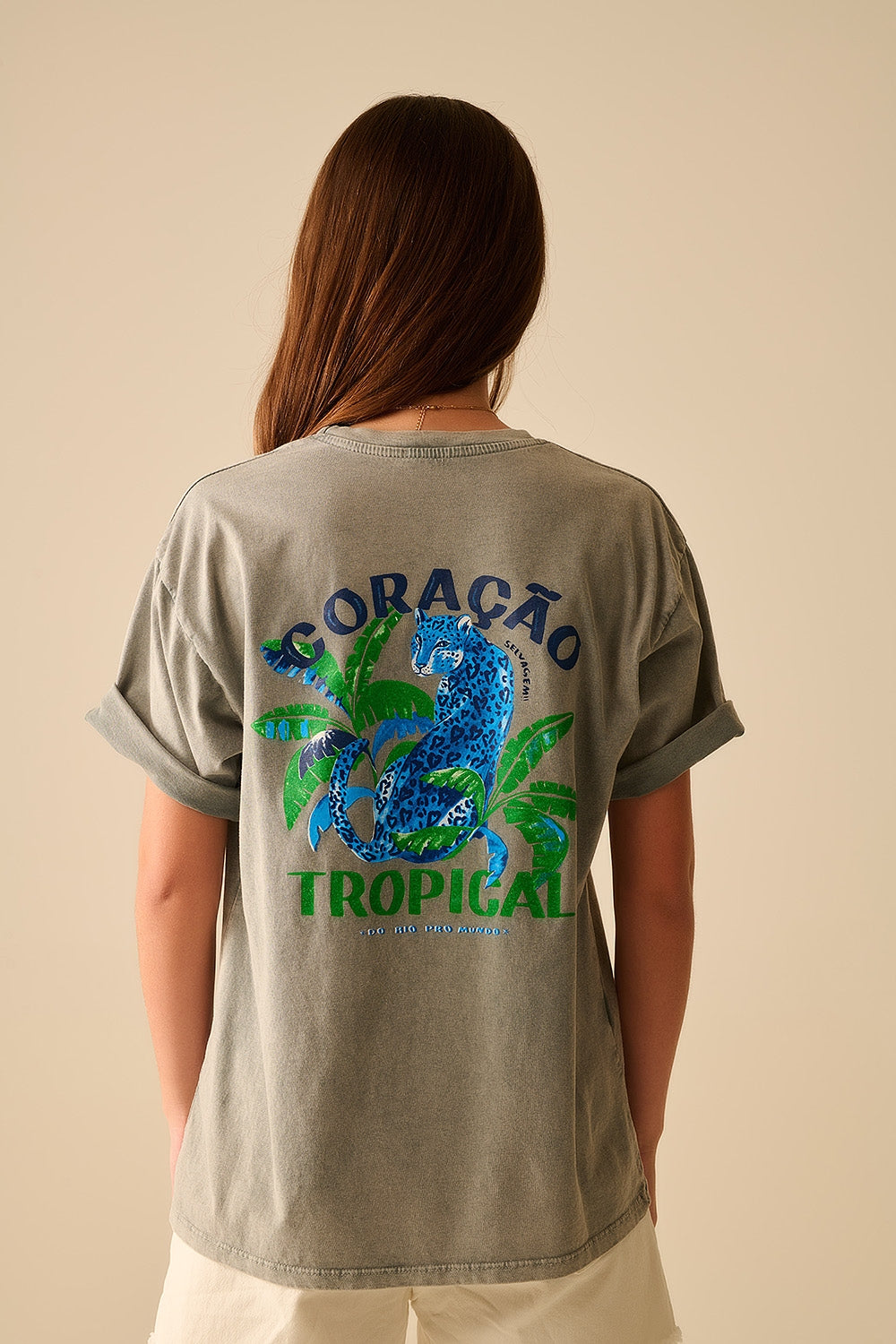 Camiseta cinza feita na Itália com estampa gráfica tropical