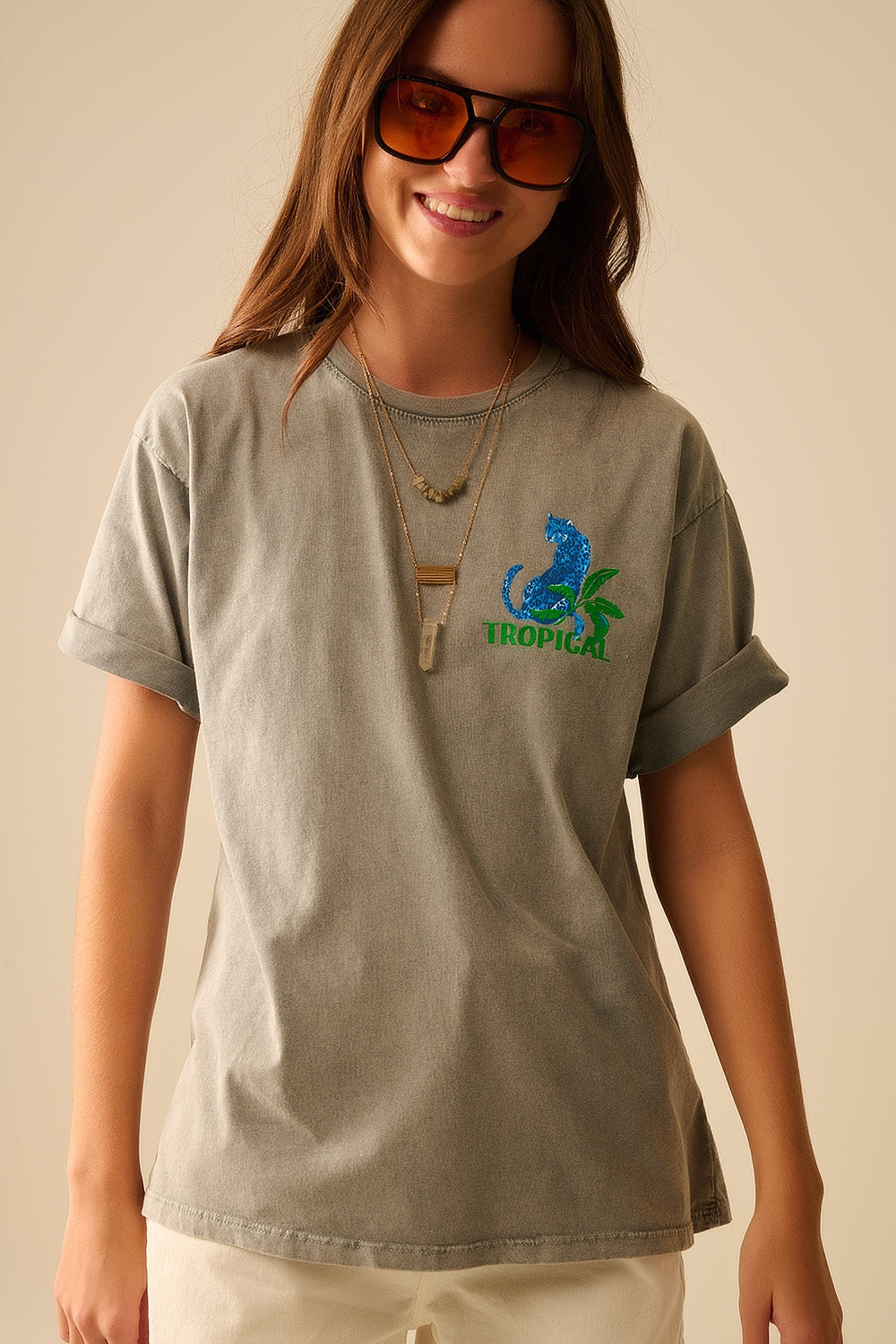 Camiseta cinza feita na Itália com estampa gráfica tropical