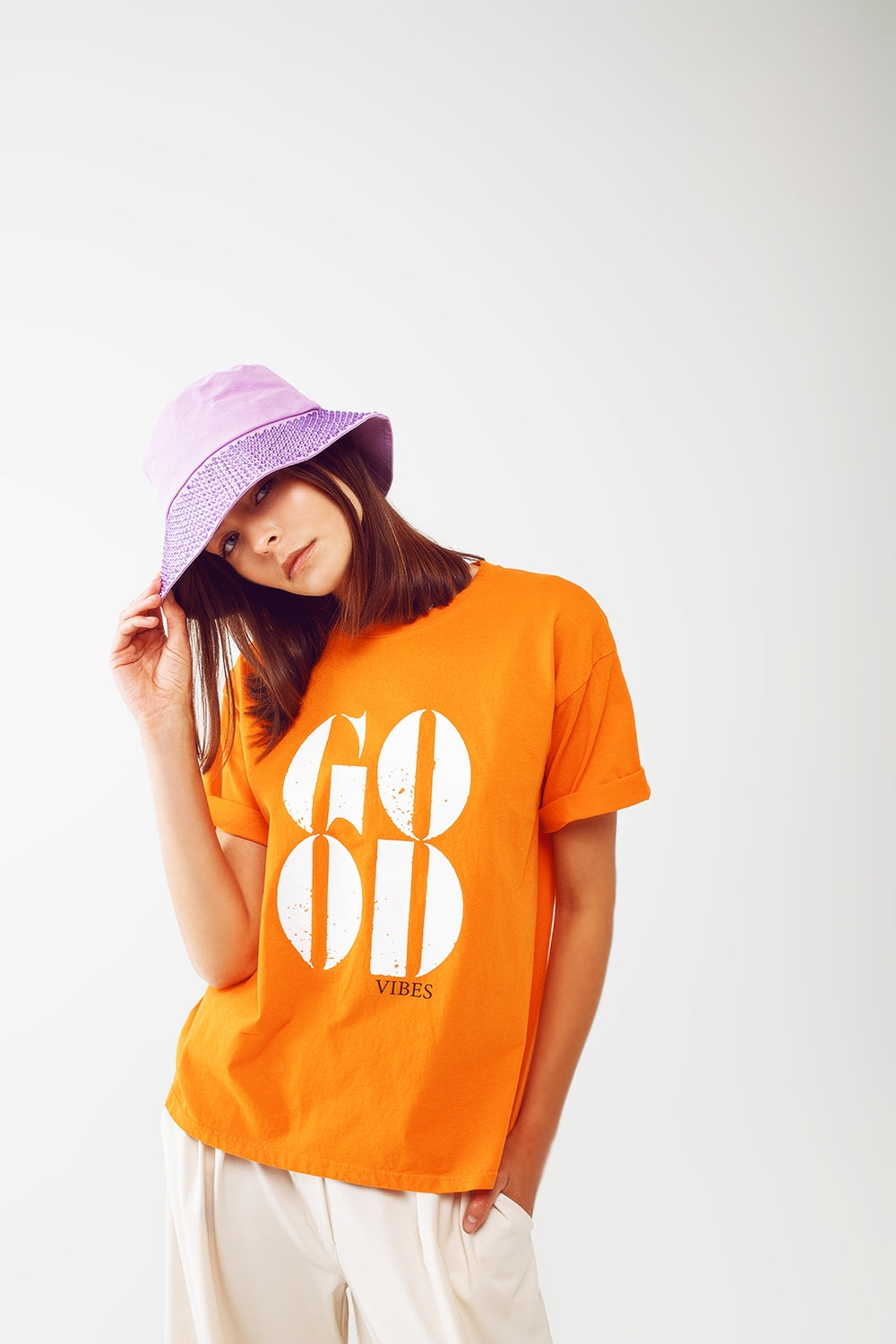 Q2 Camiseta com o texto Good Vibes em laranja