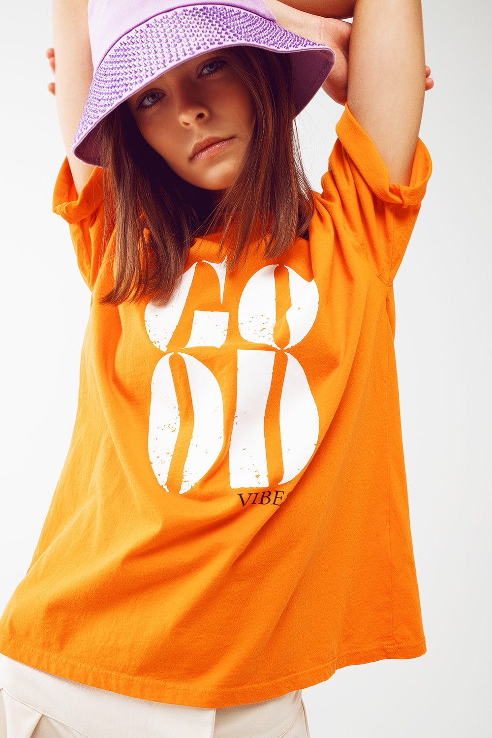 Camiseta com o texto Good Vibes em laranja