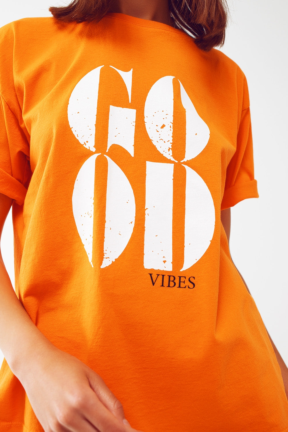 Camiseta com o texto Good Vibes em laranja