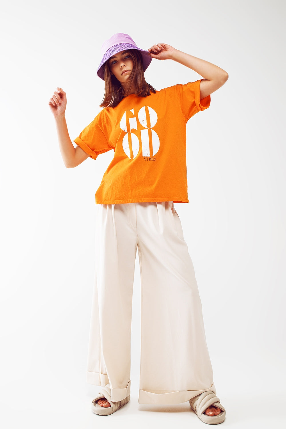 Camiseta com o texto Good Vibes em laranja