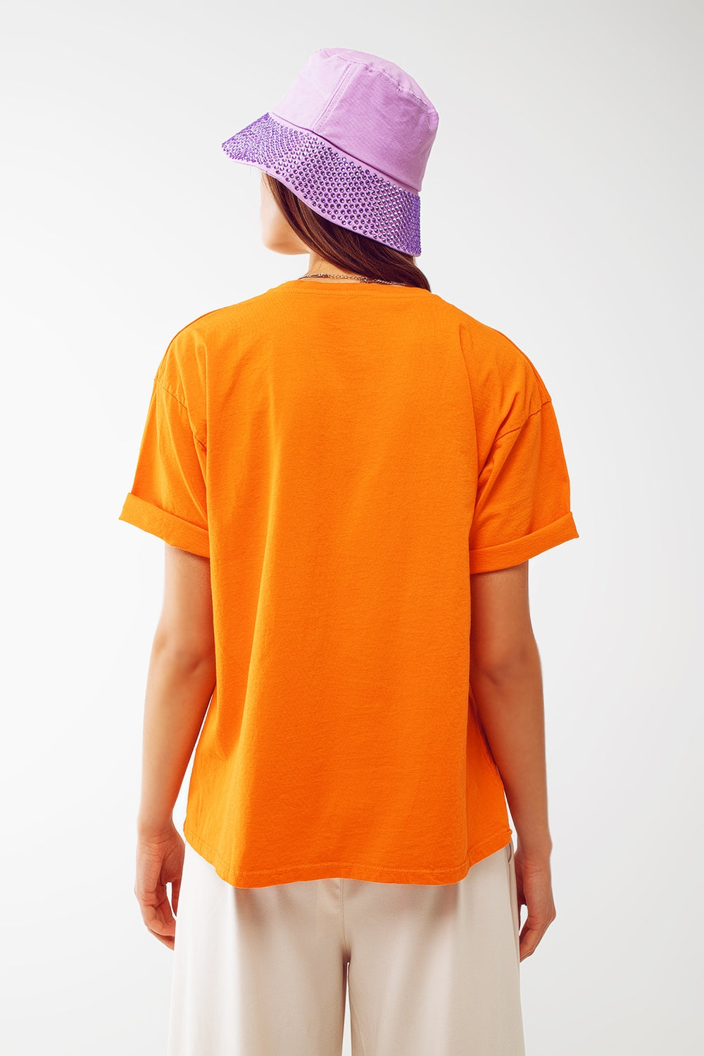 Camiseta com o texto Good Vibes em laranja