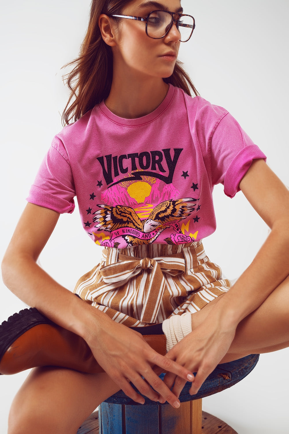 Q2 Camiseta com o texto Victory em rosa