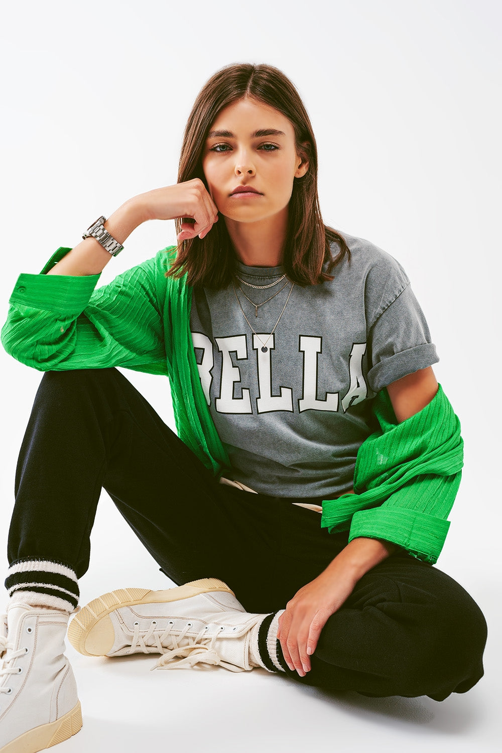 Q2 Camiseta com texto Bella em cinza