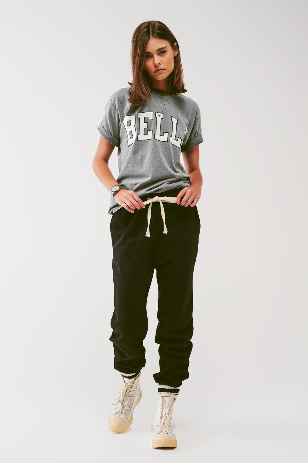 Camiseta com texto Bella em cinza