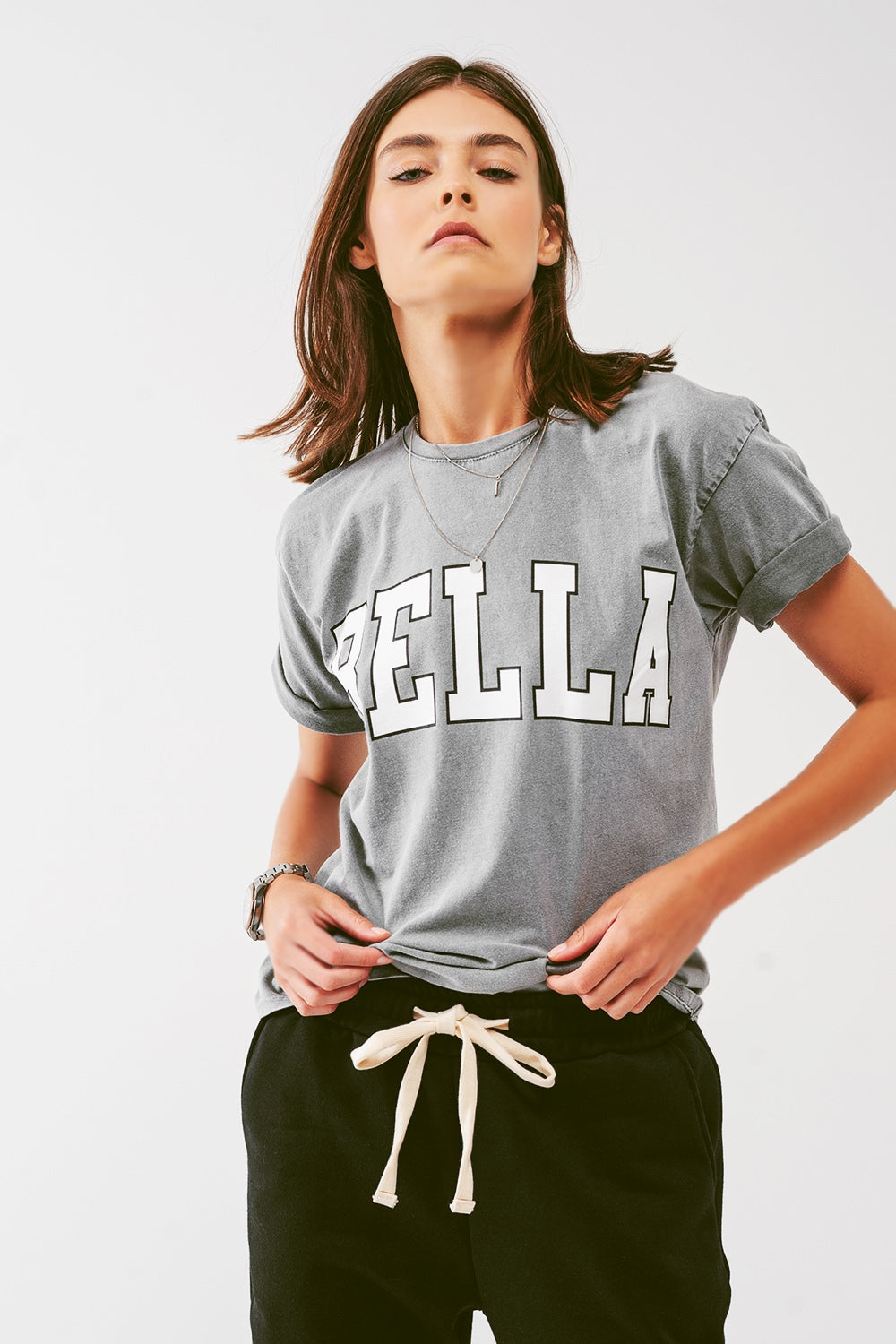 Camiseta com texto Bella em cinza