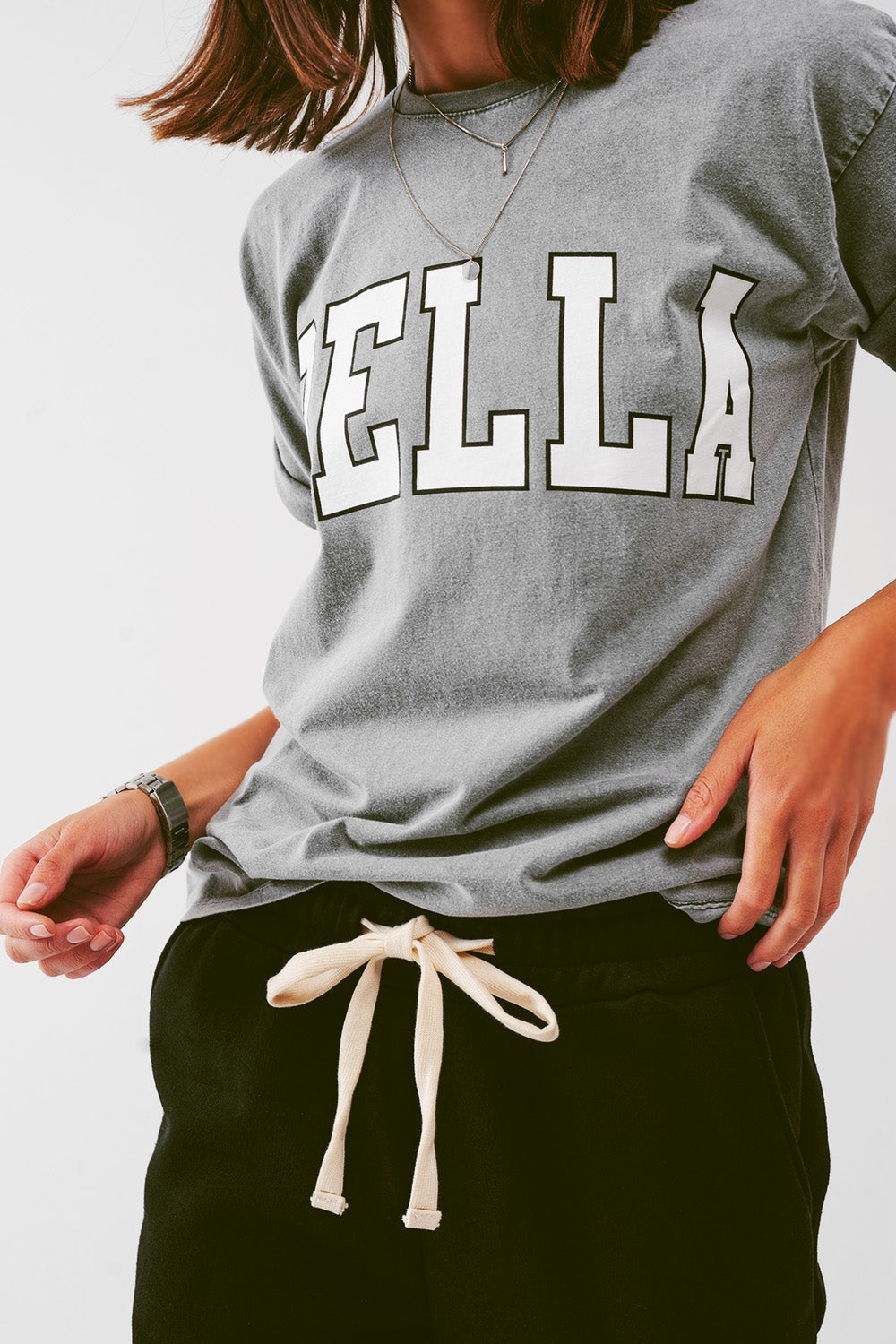 Camiseta com texto Bella em cinza