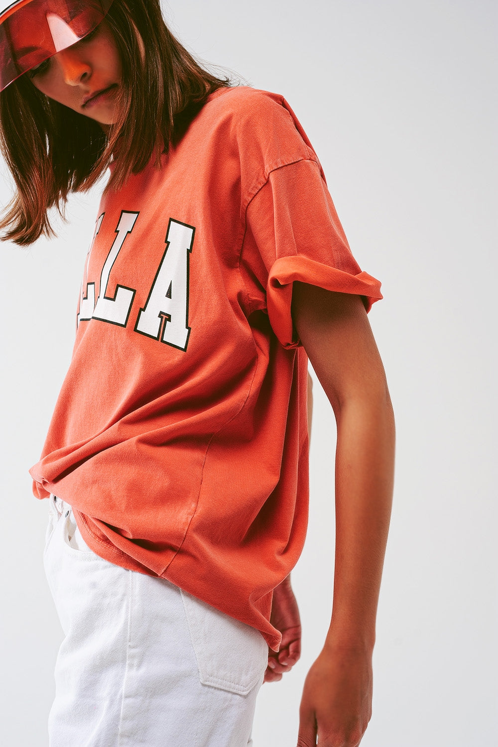 Camiseta com texto Bella em laranja