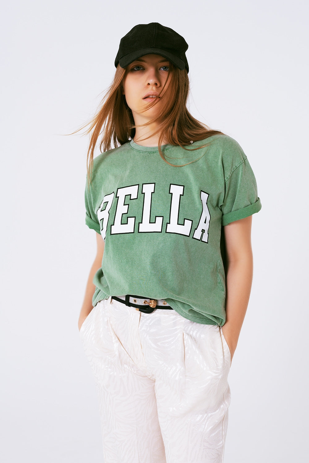 Q2 Camiseta com texto Bella em verde
