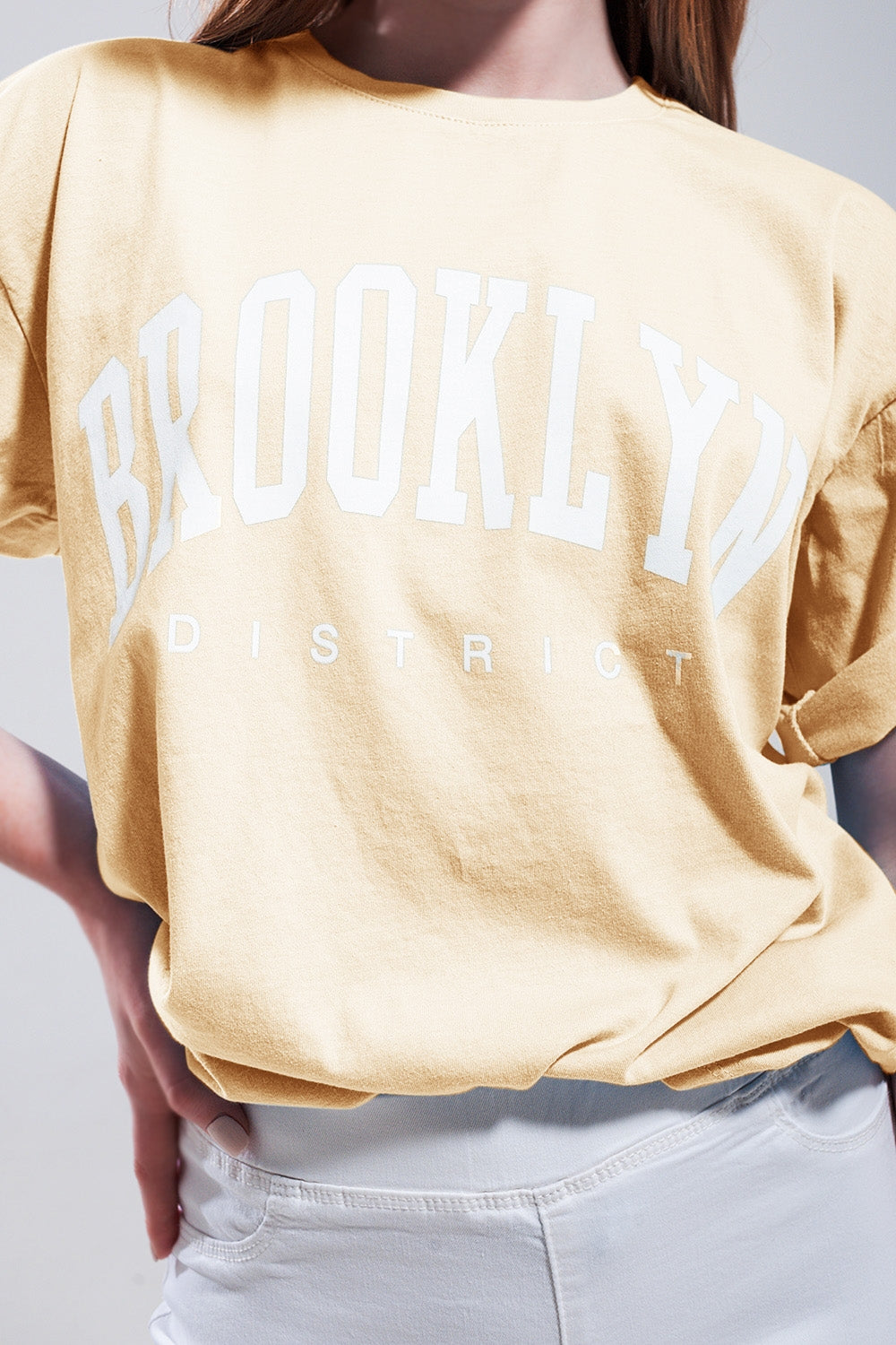 Camiseta com texto do distrito de Brooklyn em amarela