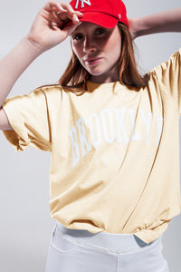 Q2 Camiseta com texto do distrito de Brooklyn em amarela