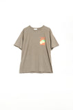 Q2 Camiseta de Ajuste Solto com Estampa La Dolce Vita em Marrom Claro