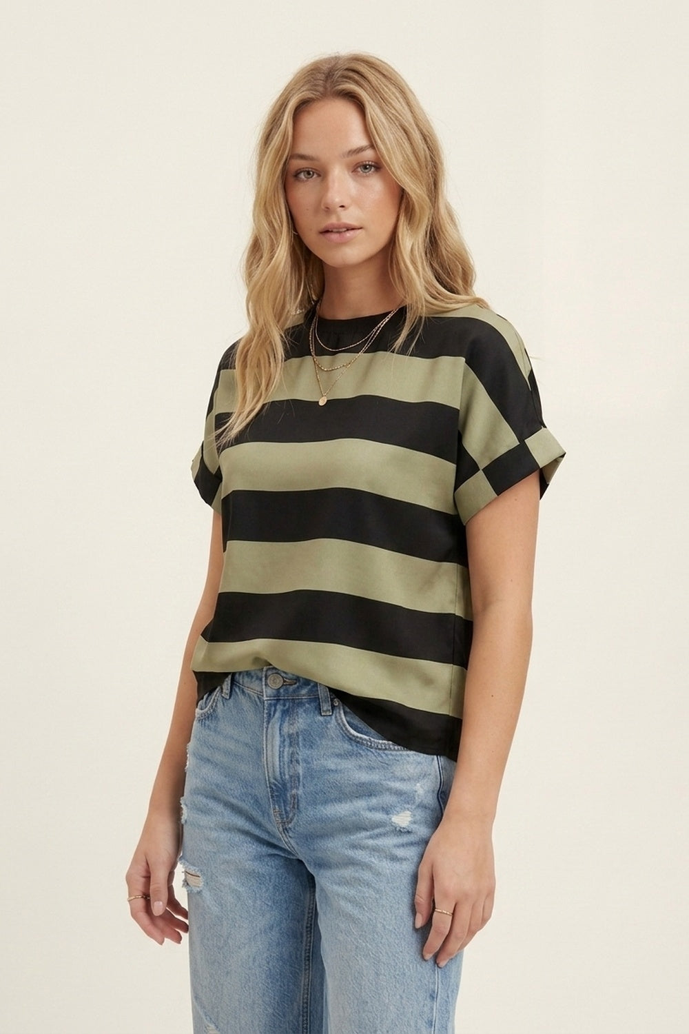 Camiseta de Listras Preto e Verde Oliva em Tecido de Cetim