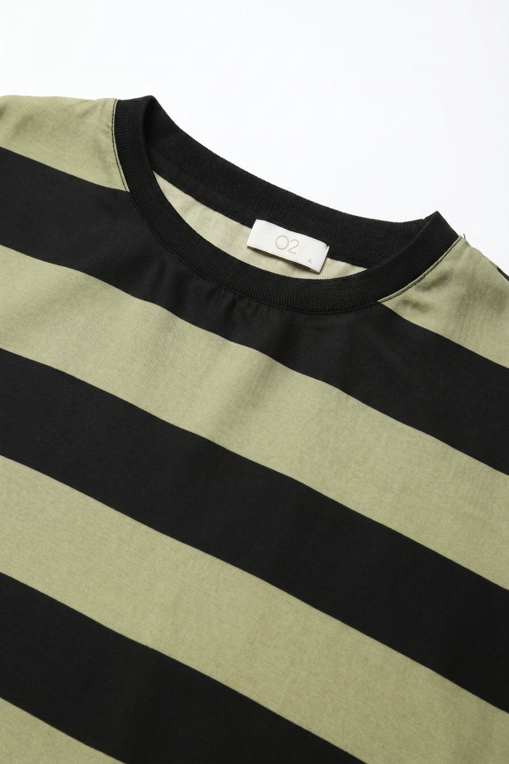 Camiseta de Listras Preto e Verde Oliva em Tecido de Cetim