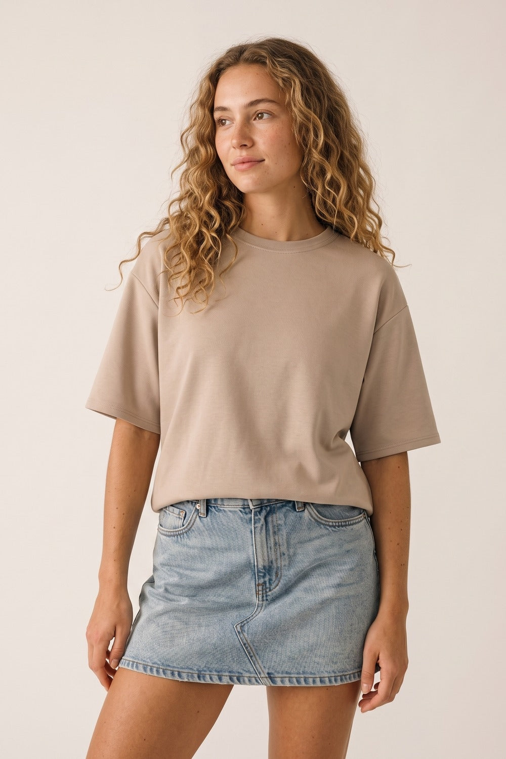 Q2 Camiseta de manga curta com ajuste relaxado e gola careca em bege